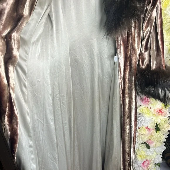 Pamela Dennis Brown Velvet Coat with Fox Fur Trim - Picture 6 of 12